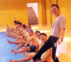 举办职工游泳比赛及水上活动，活跃团队，强身健体