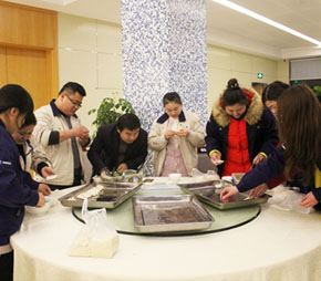 Organize the activity of making dumplings in Winter Solstice Festival, to make the employee feel the warmness of home