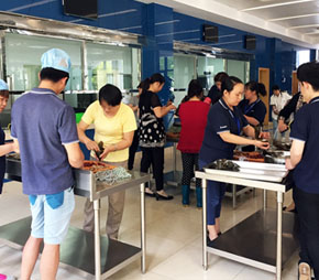 Organize the employee to attend the Zongzi making competition and other traditional culture interactive activities in THE Dragon boat Festival, to promote the communication and coordination between th